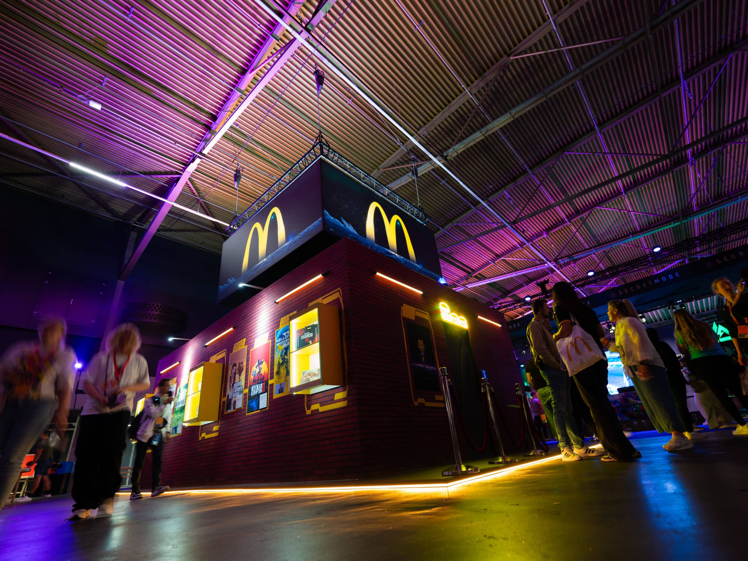 mcdonalds-twitchcon-stand-cialona-theinvaders