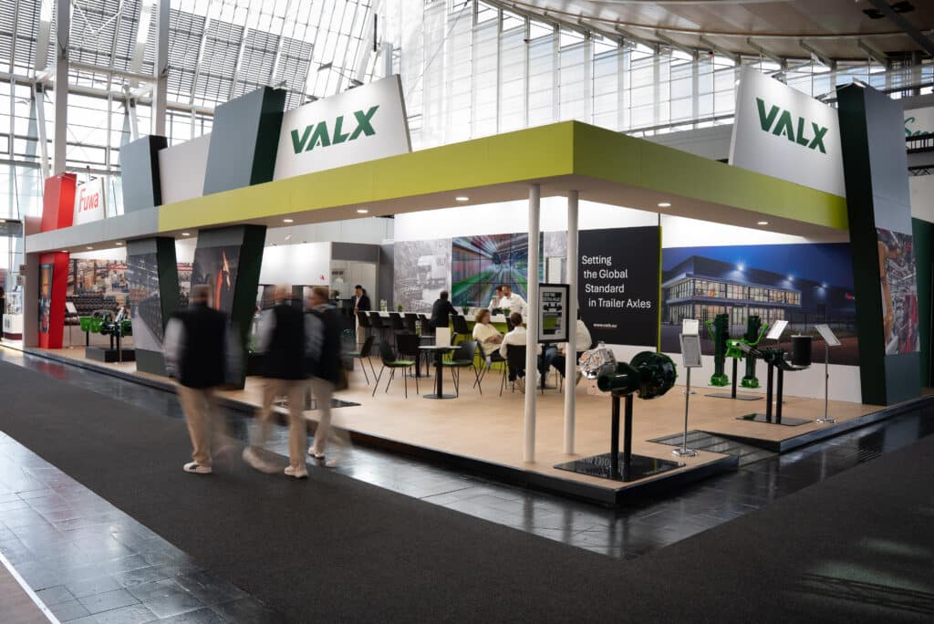 Bezoekers bij de open loungebar van de Fuwa Valx-stand tijdens IAA Transportation
